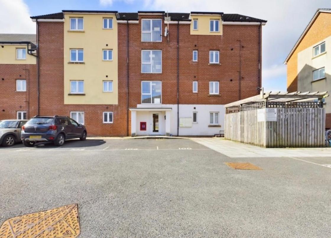 Modern 2 Bed City Apartment With Private Parking Swansea Exteriör bild